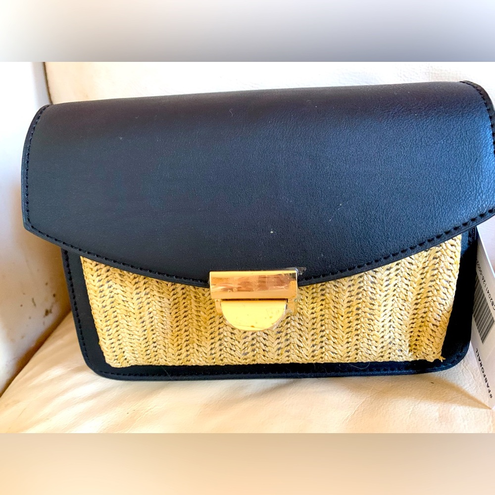 Small shoulder bag. Black and raffia
